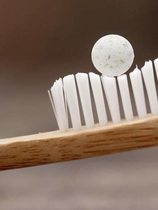Diseñan una pasta de dientes en tableta para acabar con el plástico