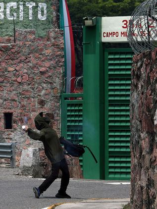 Atacan instalaciones militares en Chilpancingo por caso Ayotzinapa