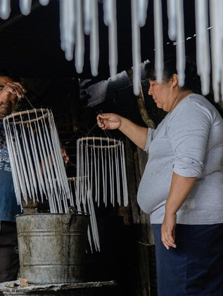 Los Ozuna, una familia con 40 años fabricando velas artesanales 