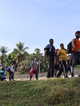 Nuevo grupo de 400 migrantes parte del sur de México para exigir permisos