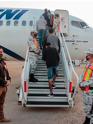 México deporta a 136 hondureños en medio del avance de caravanas migrantes