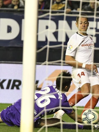Sevilla convoca a Chicharito