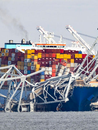 Mueren seis trabajadores al derrumbarse un puente de Baltimore 