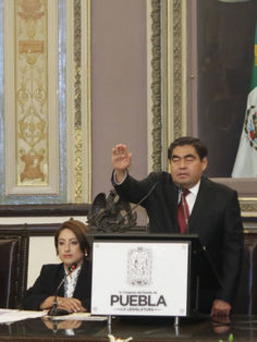 Gobierno incluyente, promete Barbosa al rendir protesta