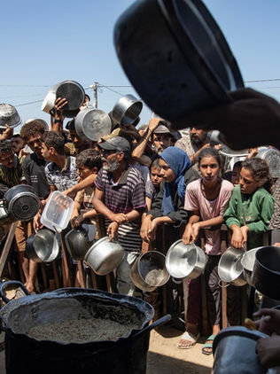 Cinco gazatíes murieron de hambre el jueves, dos de ellos niños