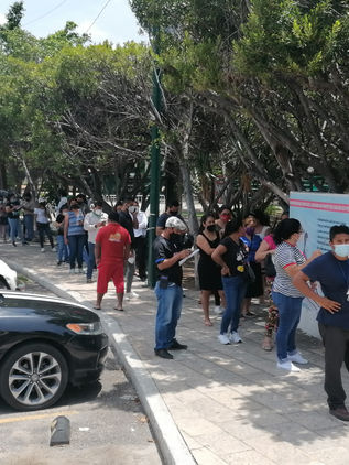 Treintones agarran valor: acuden a vacunarse contra el coronavirus