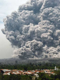Mega explosión de volcán Sinabung en Indonesia