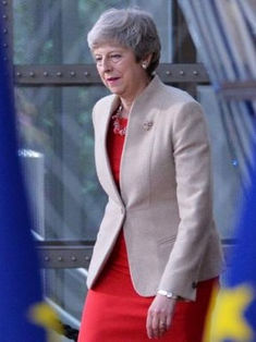 Theresa May entrega su renuncia; buscan sucesor