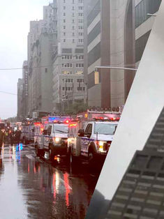 Helicóptero se estrella contra edificio en Nueva York; un muerto