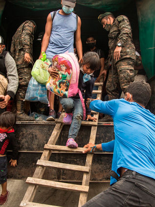Niños son utilizados como “polleros”