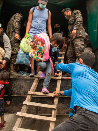 Niños son utilizados como “polleros”