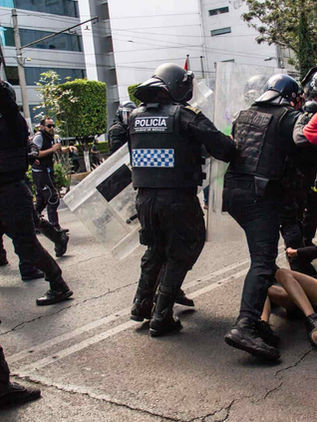 Dan prisión a dos policías por agresión en protesta en CDMX