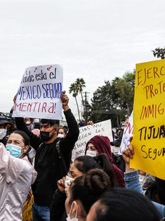 Migrantes protestan ante cuartel militar en Tijuana tras amenazas de cártel