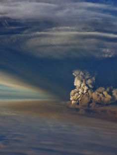 Mengua actividad sísmica del volcán de Islandia pero probabilidad de erupción es alta