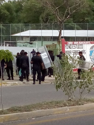 Policías vuelven a irrumpir la Mactu; rescataron camiones