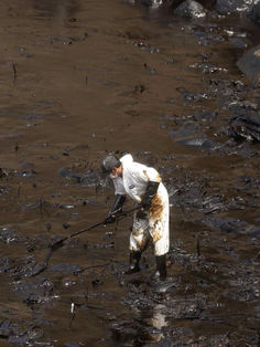 Derrame de petróleo en una refinería causa un desastre ambiental en Perú