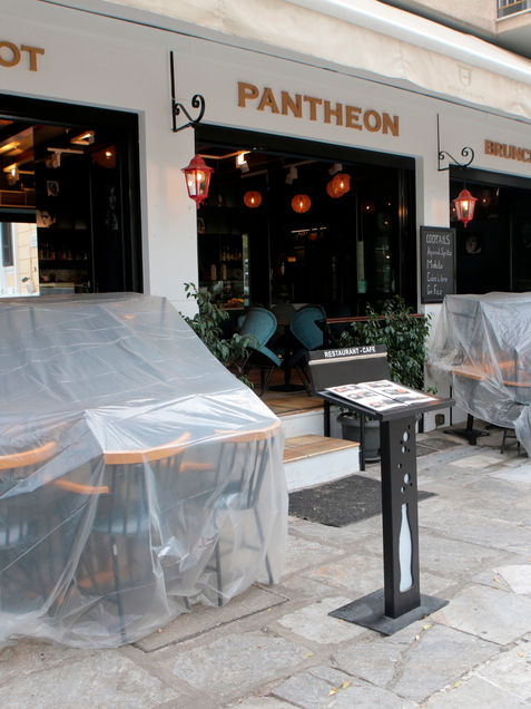 Vuelven confinamientos en Inglaterra y Grecia