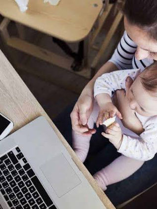 Mitad de madres que estudian tienen que suspender su carrera