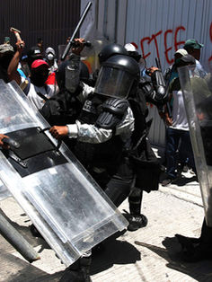 Maestros se enfrentan con agentes de la Guardia Nacional en Guerrero
