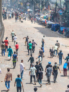 Bangladés se mantiene aislado con toque de queda y la violencia deja más de 120 muertos
