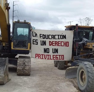 Pérdida millonaria por normalistas que tienen retenidas máquinas pesadas y equipos en paso desnivel 