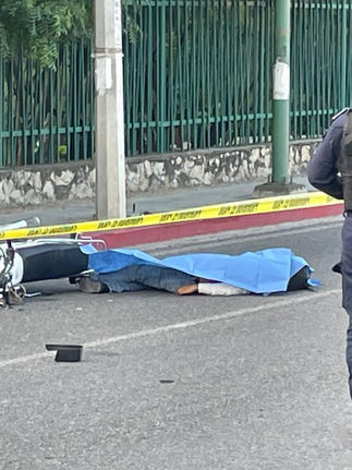 Se estrella contra un poste de CFE y pierde la vida