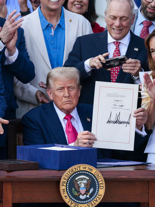 Trump firma ley de recorte fiscal y presupuestario