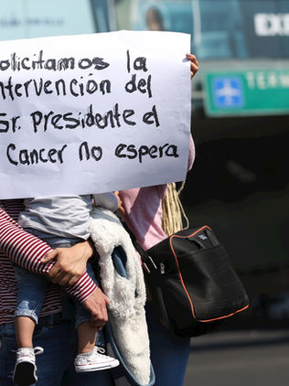 Padres de niños con cáncer denuncian los recortes del Gobierno Federal