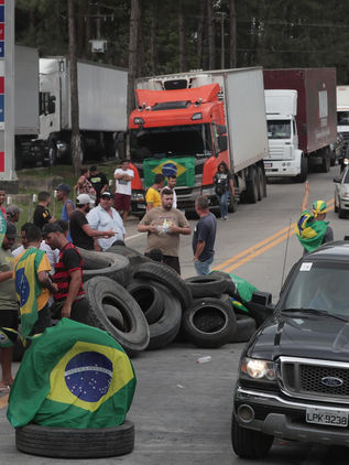 Los bolsonaristas que bloquean carreteras: "No aceptamos el fraude"