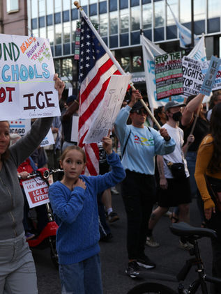 Reprimen con gases y balas de goma una protesta frente a un centro migratorio en Chicago