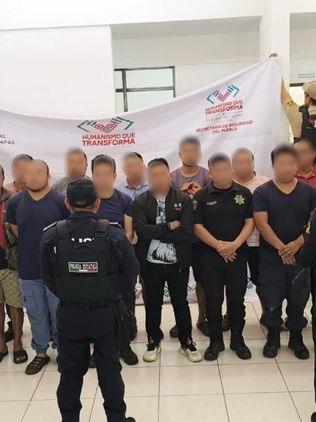 En operativo conjunto detienen a mando policial y 20 personas más 