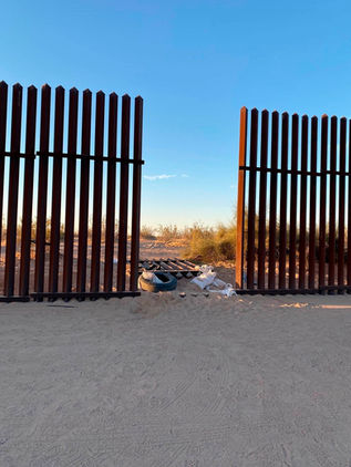 Auto en que murieron 13 personas entró a EU por agujero en valla fronteriza