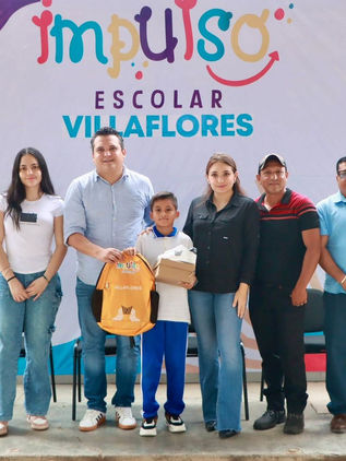 Valeria Rosales entrega tenis y mochilas en escuelas primarias