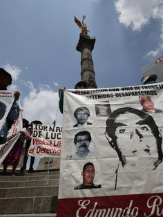 Cientos marchan para exigir aparición con vida de presos desaparecidos