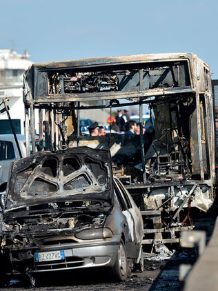 Conductor de autobús secuestra a 51 niños en Italia