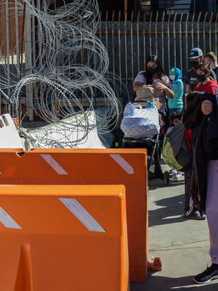 Familias rusas y ucranianas llegan a Tijuana para pedir asilo en EU
