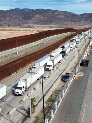 El inglés no es un problema, dicen camioneros en la frontera de California y México
