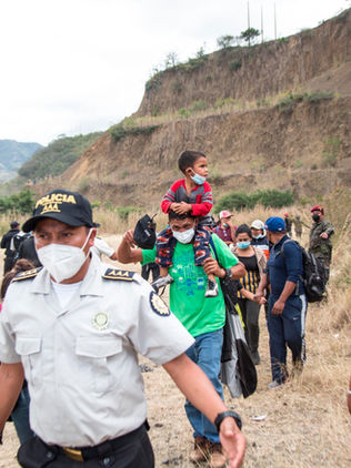 Guatemala continúa con la deportación gradual de migrantes hondureños