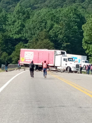 Terminan jornadas de bloqueo carretero y queman camión 
