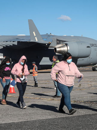 EUA planea usar más de 20 bodegas en todo el país para detener a miles de migrantes