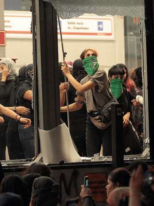 Se investiga a grupos de choque en manifestación de mujeres