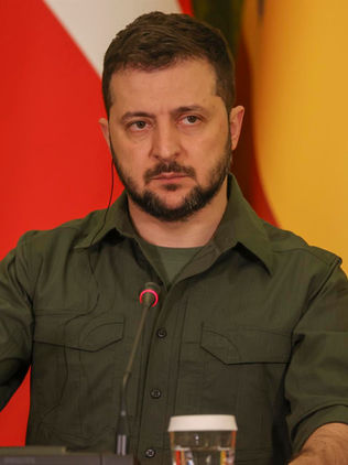 Zelenski denuncia "atrocidades" rusas en Jersón y más de 400 crímenes guerra