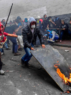 Indígenas y trabajadores marchan, mientras Moreno regresa a Quito