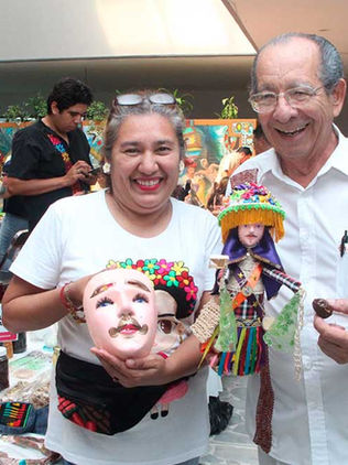 Realizan Expoventa Artesanal de Corazón en la Secretaría de Obras Públicas