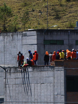 Motines en dos cárceles de Ecuador con guardias retenidos en una de ellas