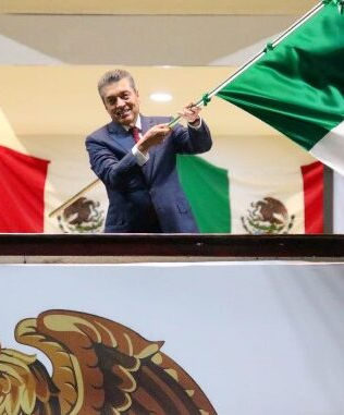 Miles de chiapanecos acompañan a Rutilio Escandón para conmemorar el Grito de Independencia