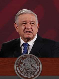 Califica AMLO quema de libros de texto como un acto de manipulación y politiquería