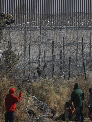 Agentes estadounidenses disparan bolas de pimienta a migrantes en frontera norte 