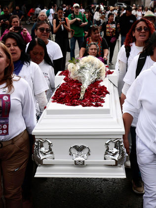 Una madre halla a su hija desaparecida y lleva sus restos al corazón de Ciudad de México