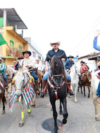 Valeria Rosales y José Manuel Figueroa encabezan cabalgata en Villaflores
